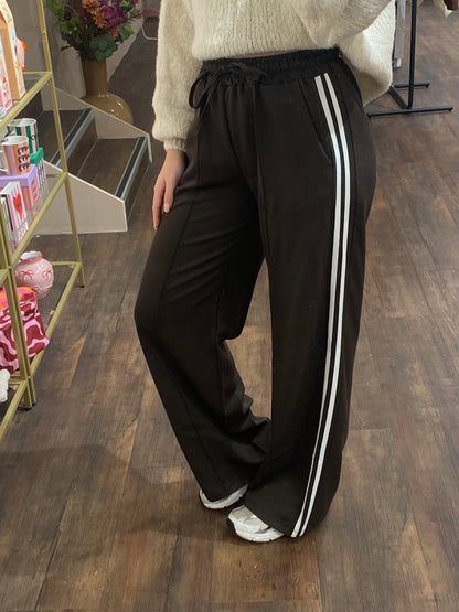 Mega zachte bruine broek met witte side stripes, comfy fit.