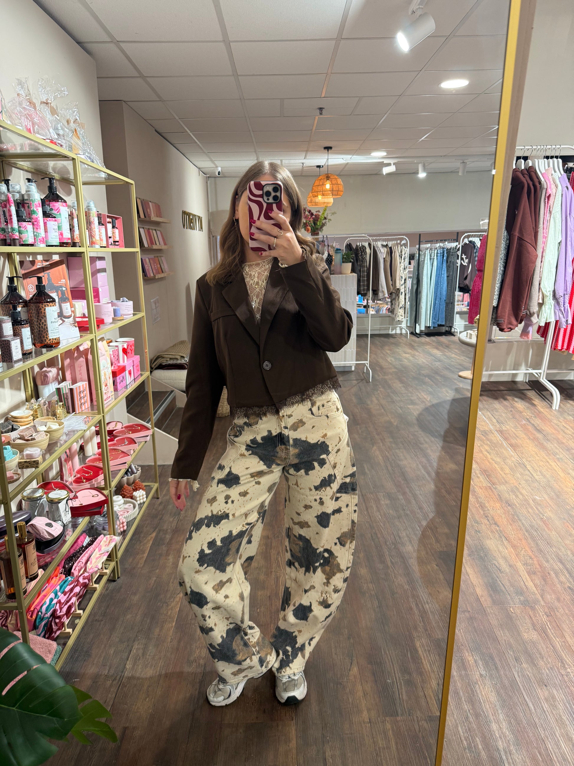 Dames blazer in bruin met vrouwelijke kanten details.  