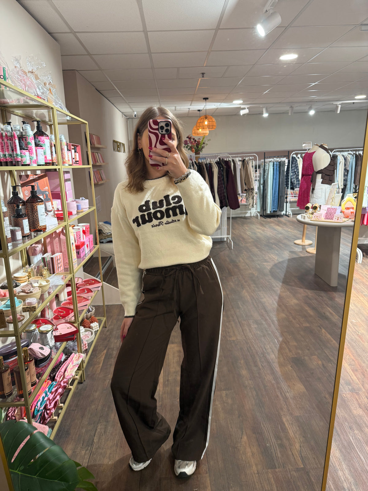 Dames pantalon met sportieve zijstrepen.  