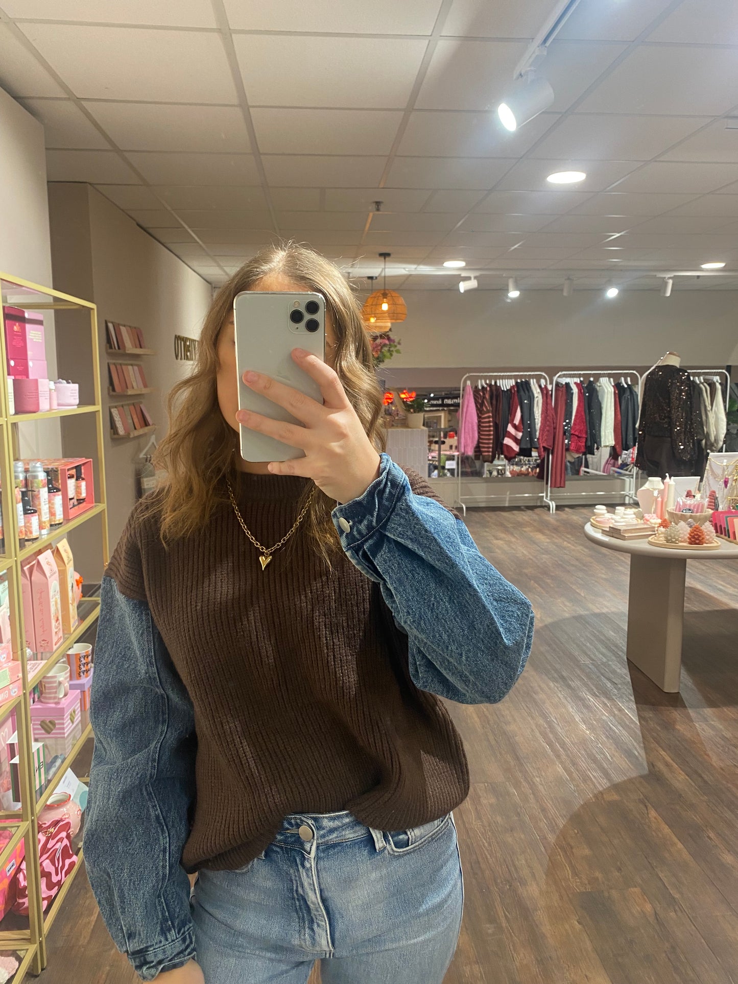 Bruine gebreide trui met spijkermouwen, zachte knit met denim detail.