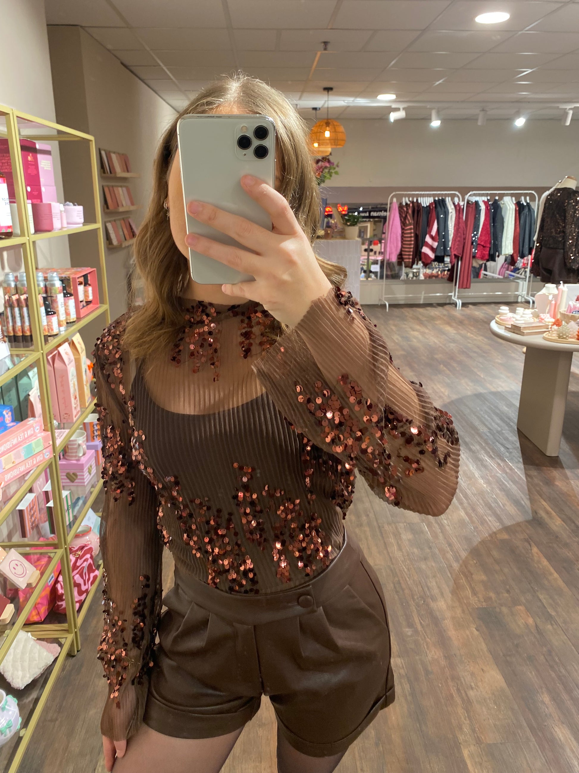 Bruine mesh party top met glanzende pailletten, trendy en chic.