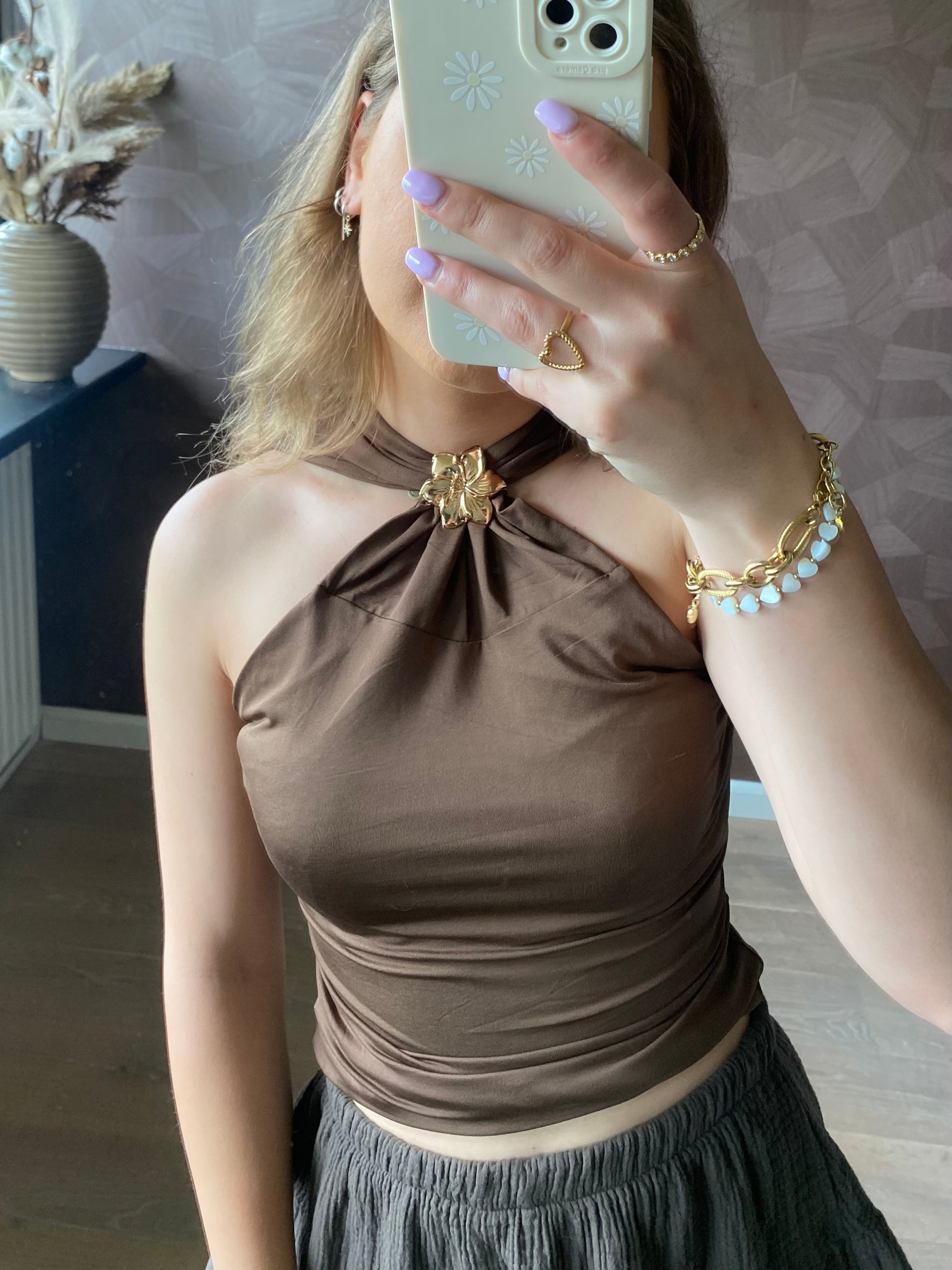 Bruine dames halter top met gouden accent bloem voorop