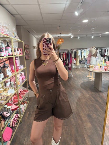 Bruine short met kant 