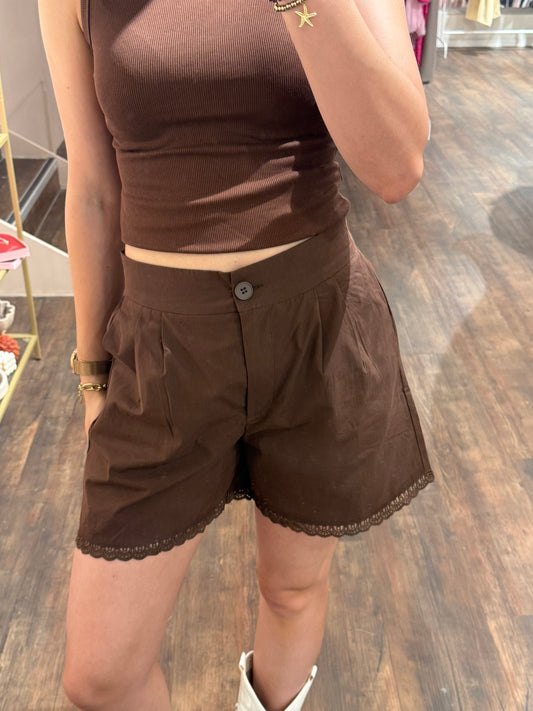 Bruine short met kanten randje 