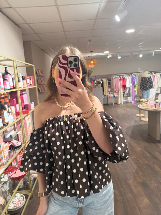 Bruine off shoulder top met witte polkadot print.