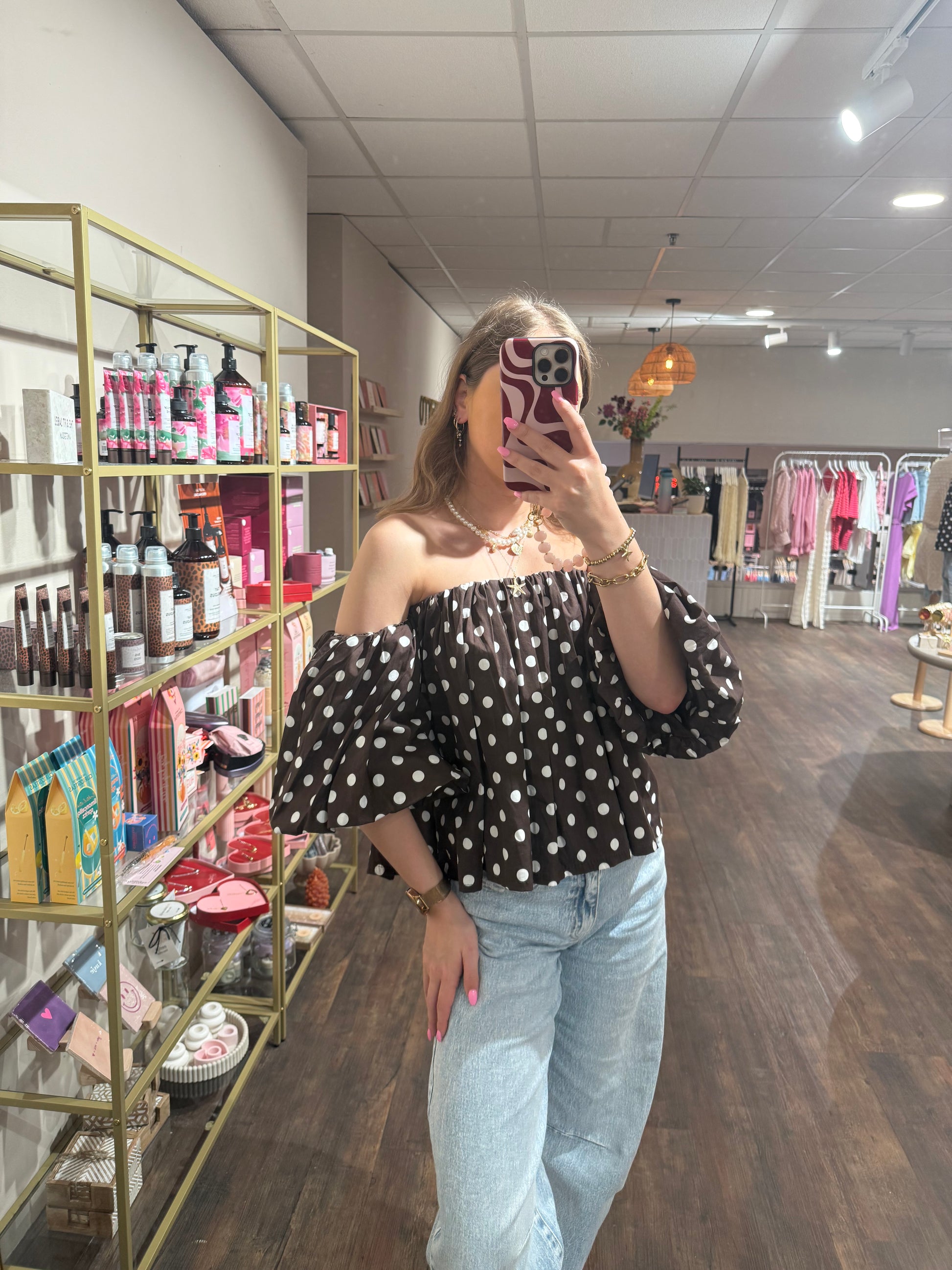 Polkadot top met vrouwelijke uitstraling.
