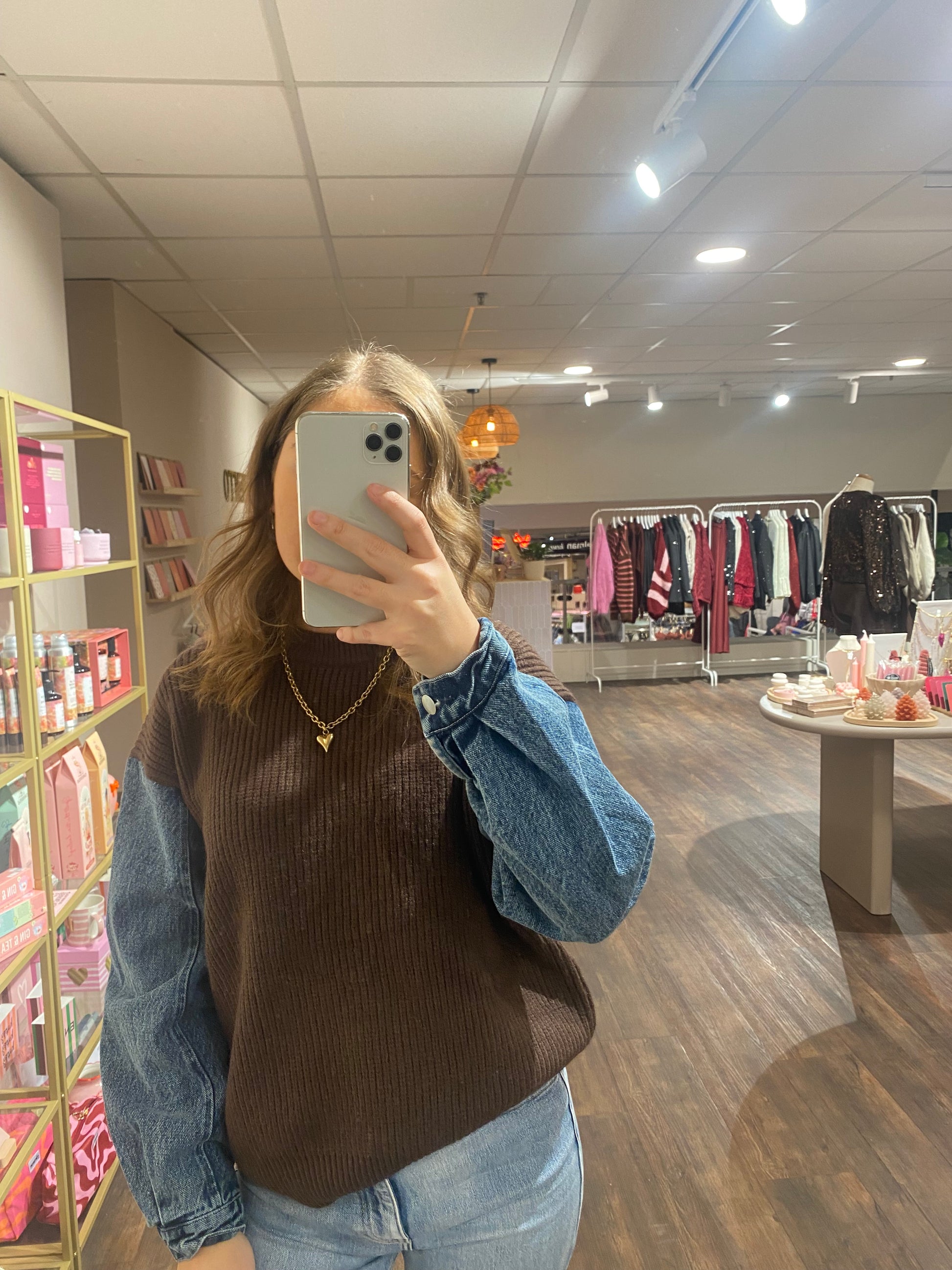 Bruine dames sweater met denim mouwen, cosy en stijlvol.