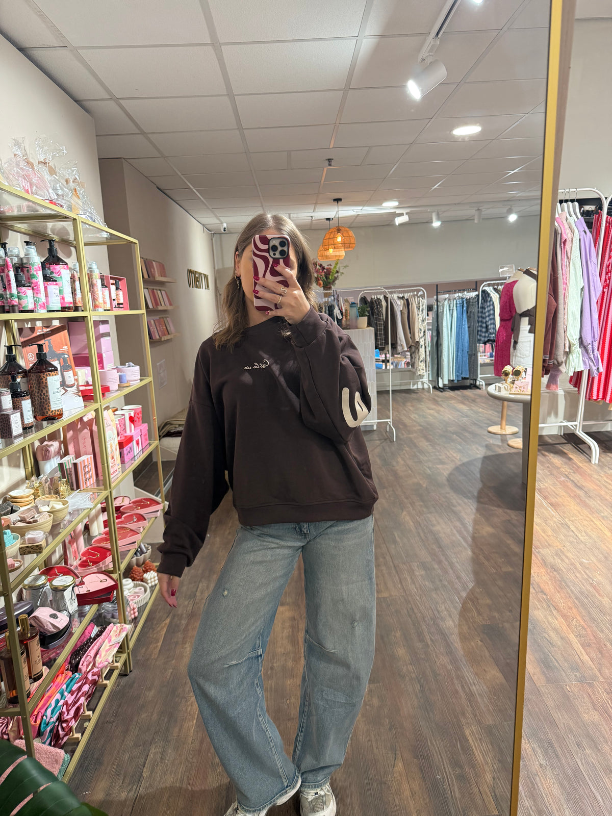 Bruine C'est La Vie sweater met print op voor- en achterkant.  