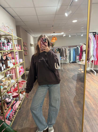 Bruine C'est La Vie sweater met print op voor- en achterkant.  