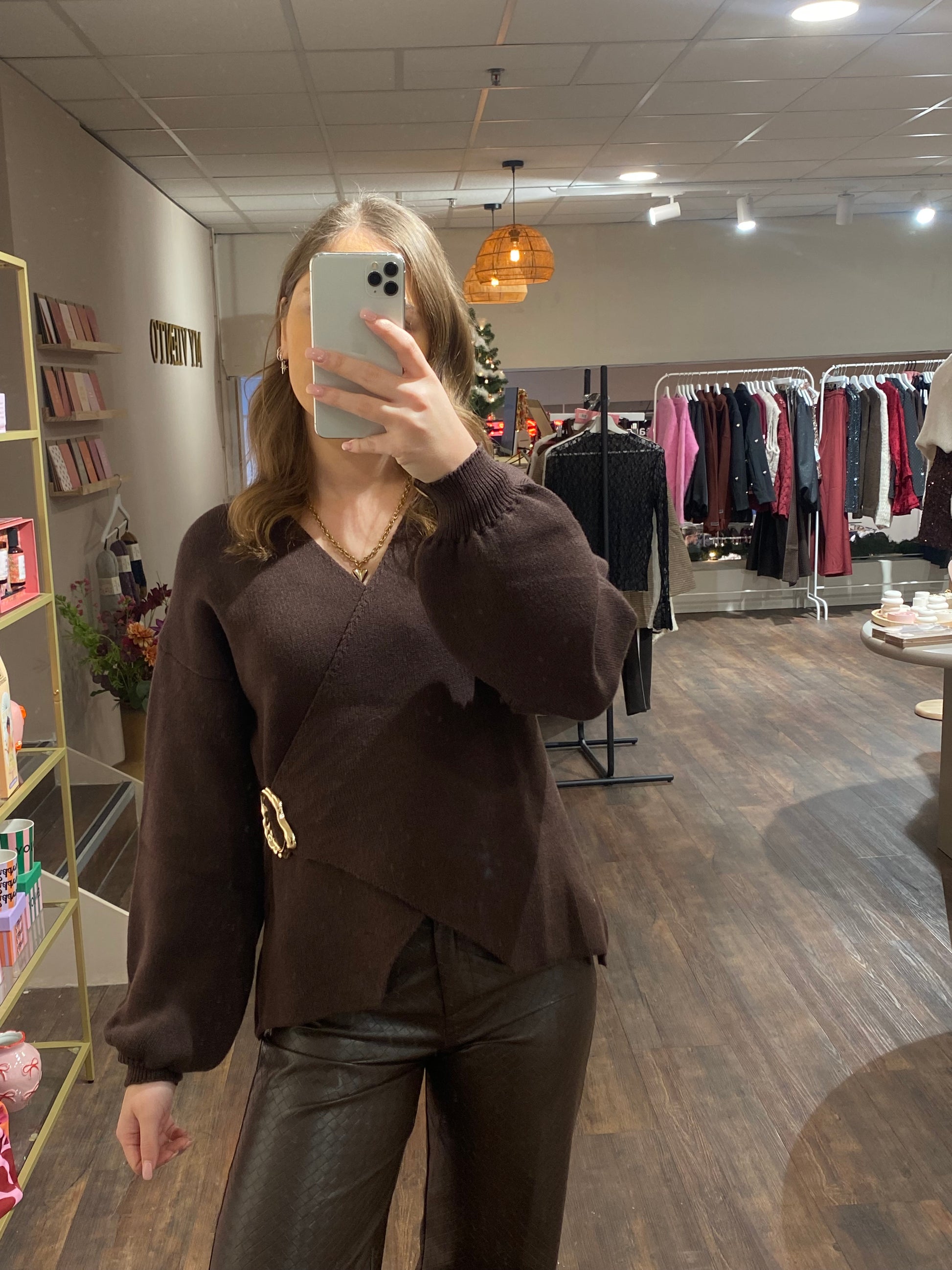 Bruine wrap knit voor dames met gouden buckle detail.