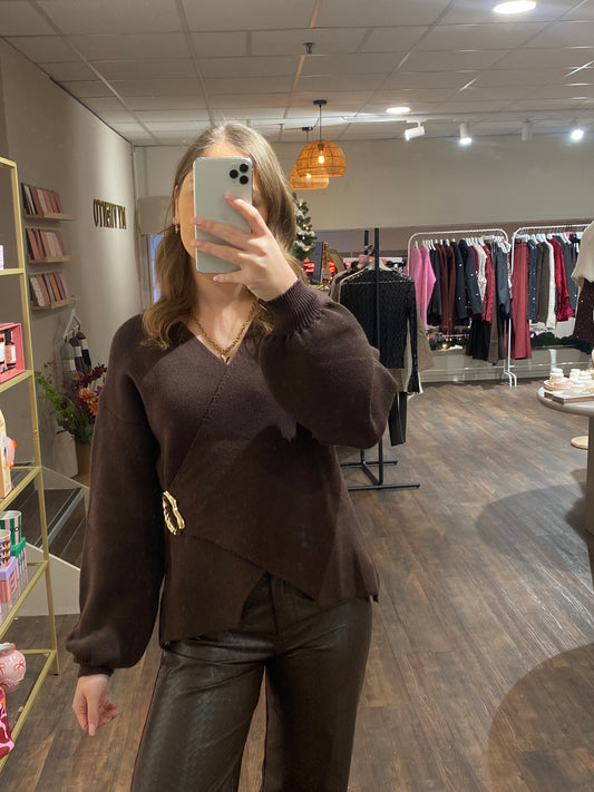 Bruine wrap knit voor dames met gouden buckle detail.