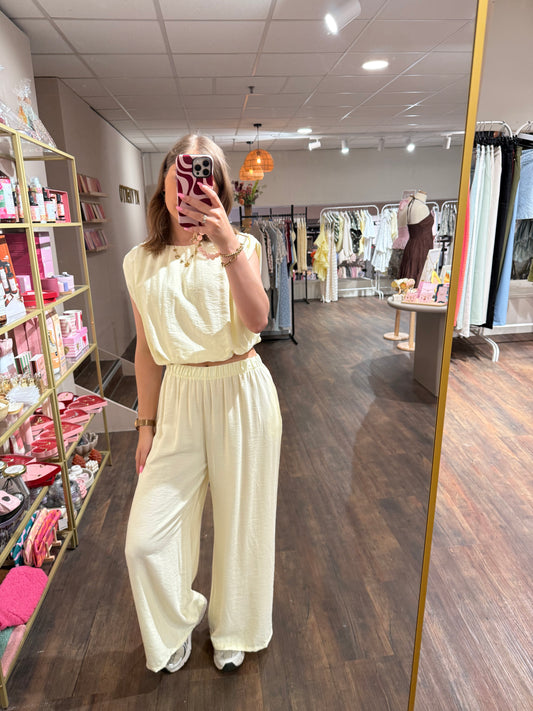 Butter yellow set met lange broek en mouwloze top