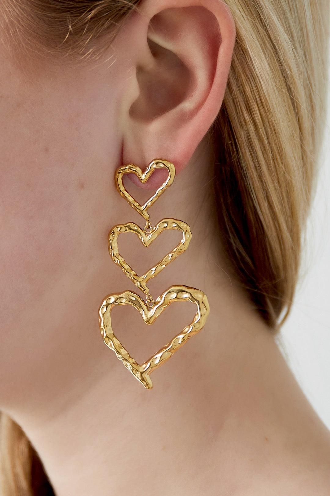 Open hartjes oorbellen goud