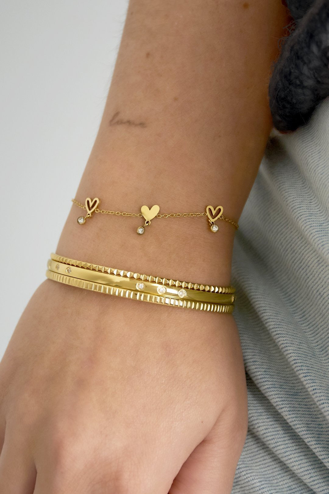 Hartjes met steentjes armband goud