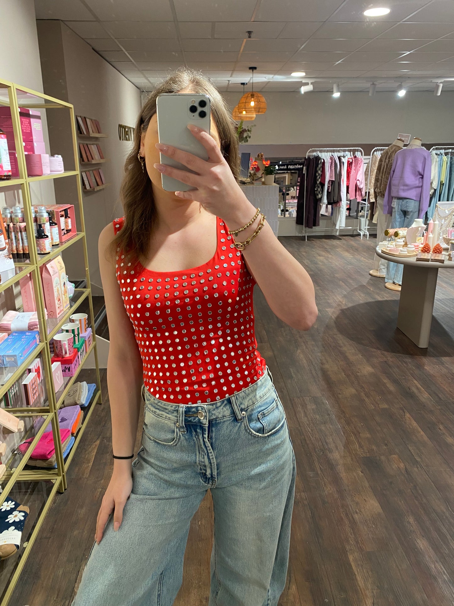 Yara - studs body rood