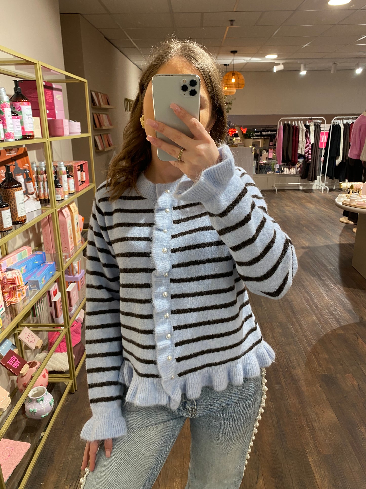 Dames cardigan met parelknopen en speelse ruffle mouwen.