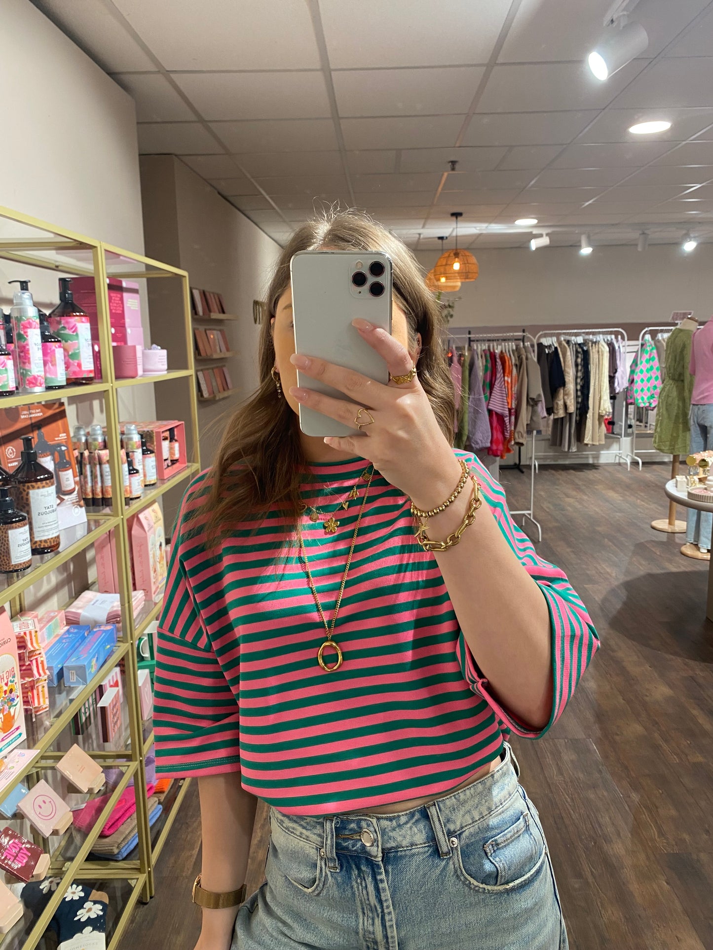 Zomers T-shirt met speelse strepen in roze en groen.