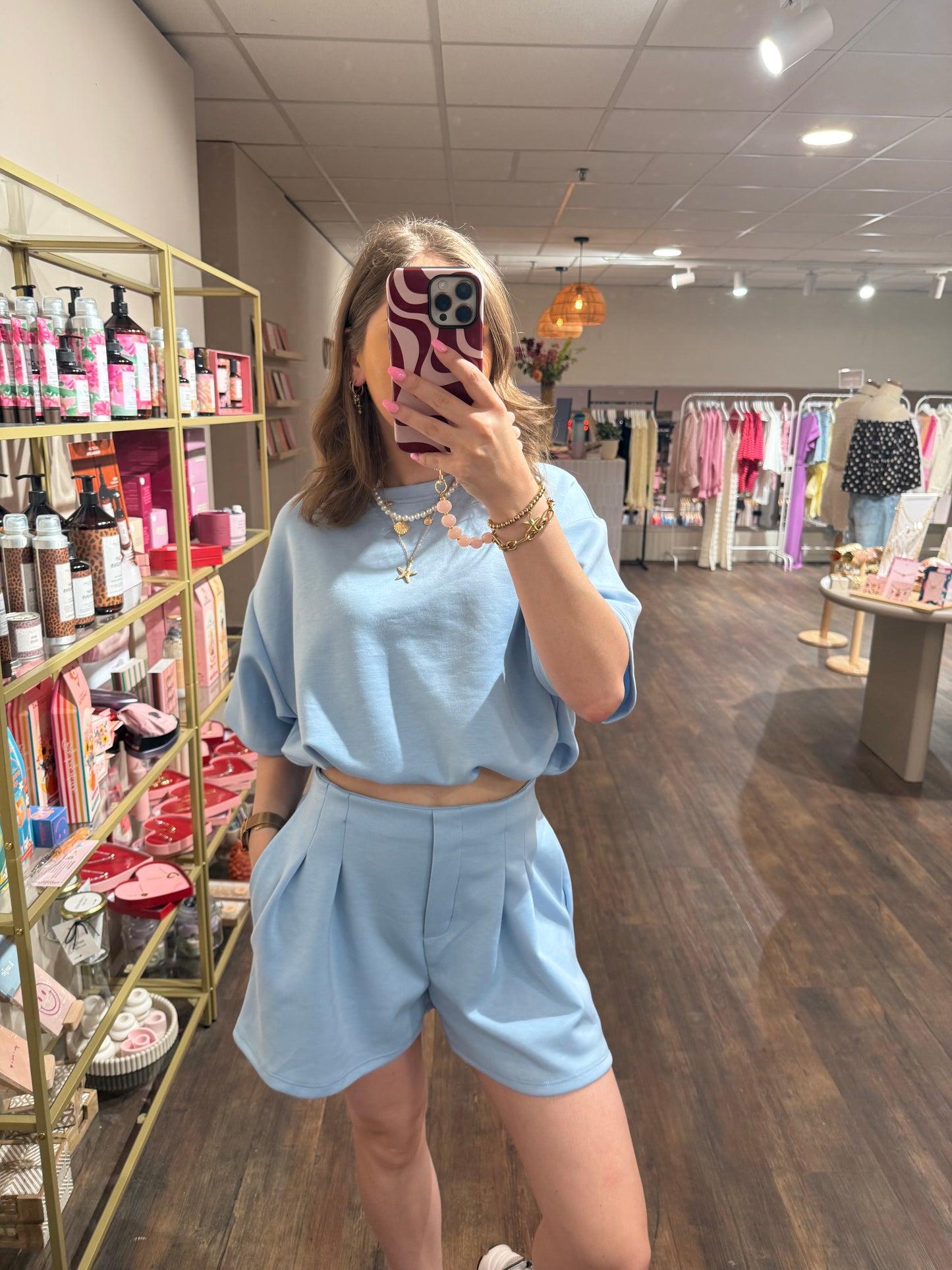 Casual lichtblauwe outfit voor warme dagen.