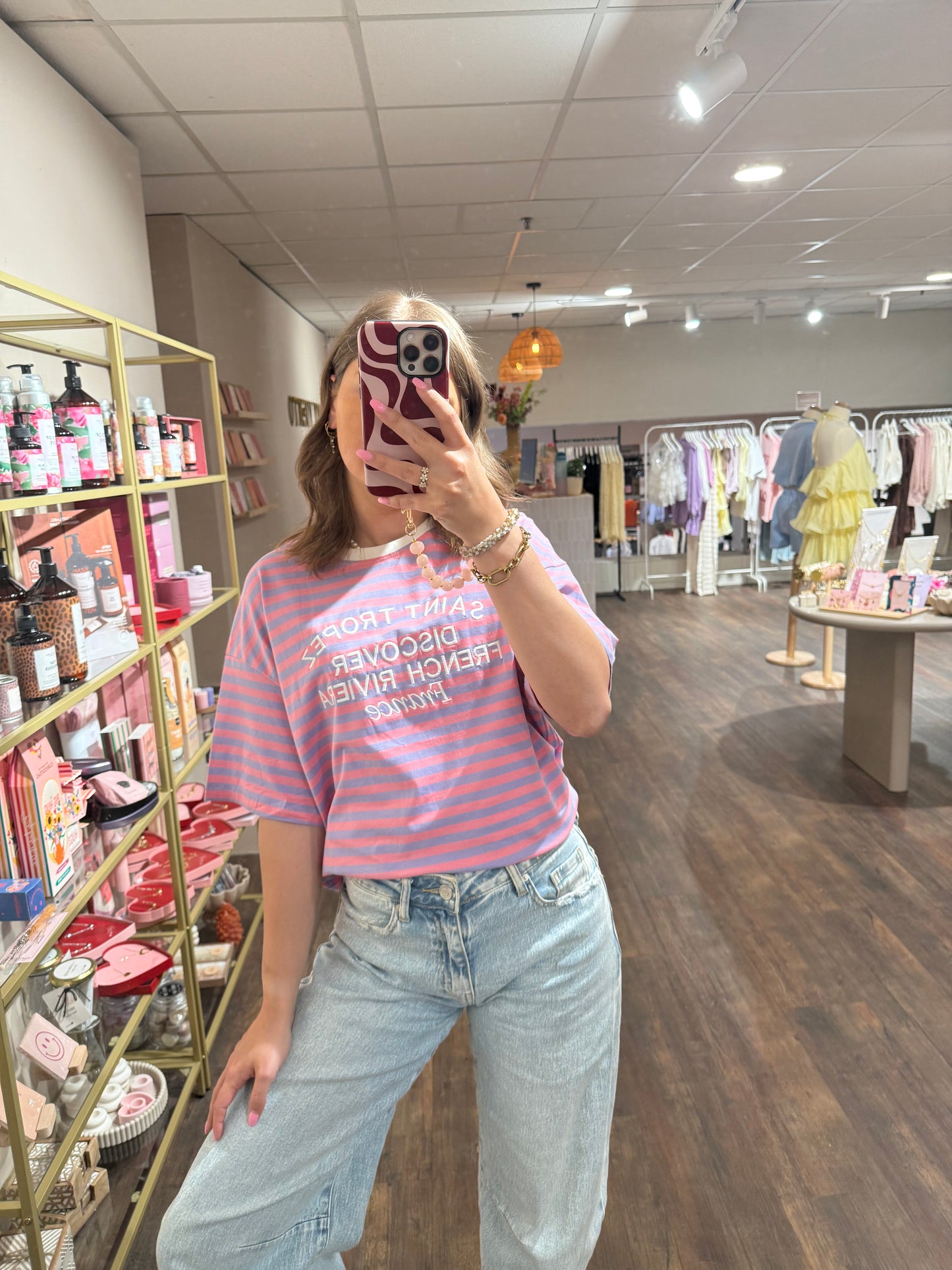 Gestreept shirt gecombineerd met zomerse outfit