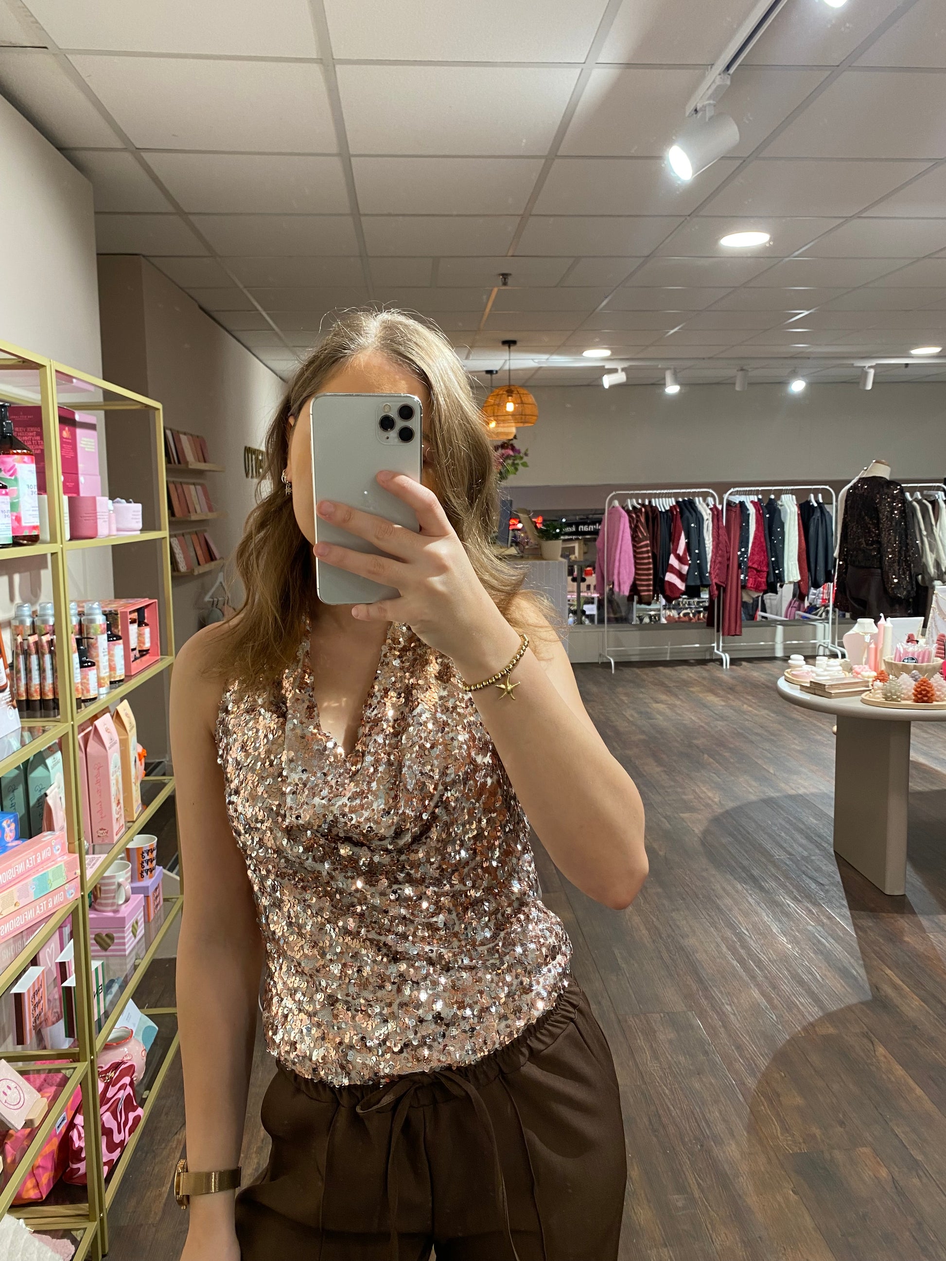 Champagne haltertop met pailletten, feestelijke glitterende party top.