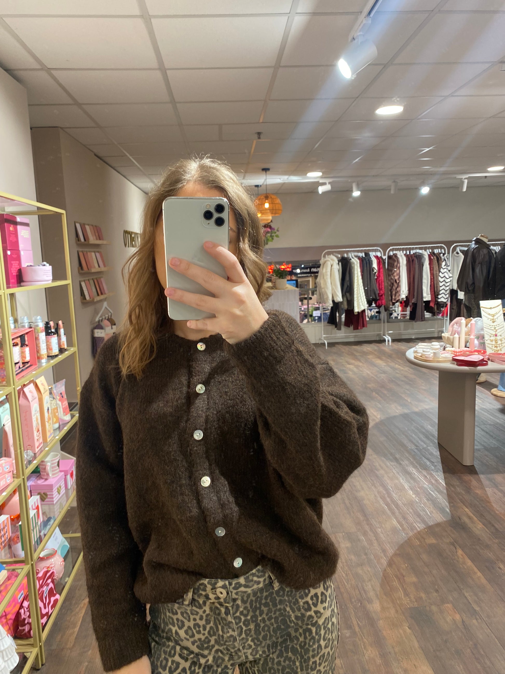 Chocoladebruine cardigan in trendkleur, zachte knit en veelzijdig te combineren.