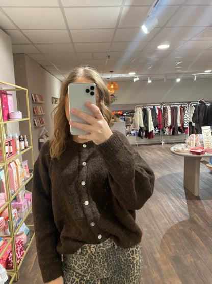 Chocoladebruine cardigan in trendkleur, zachte knit en veelzijdig te combineren.
