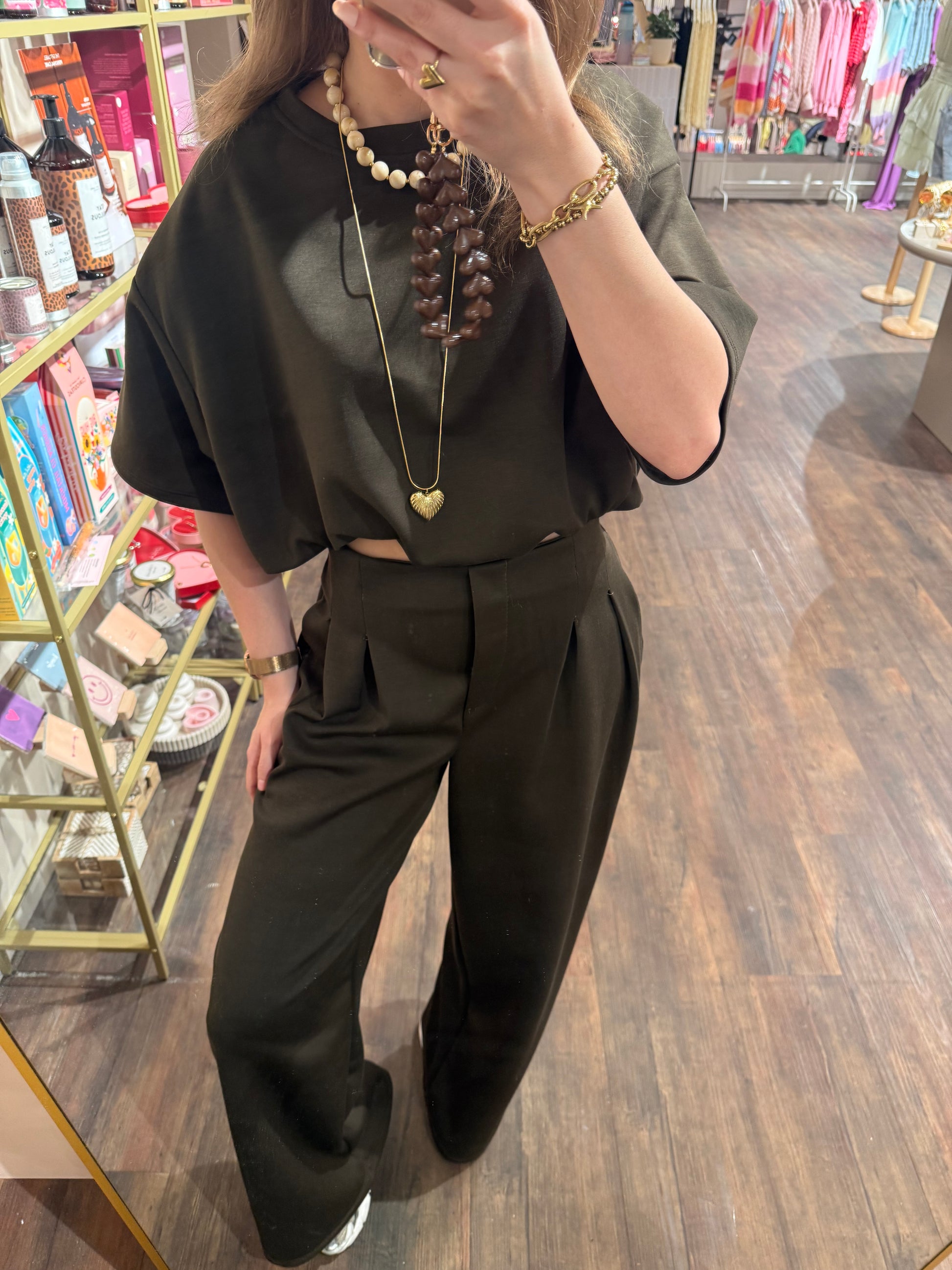 Bruine lounge set met getailleerde cropped top.