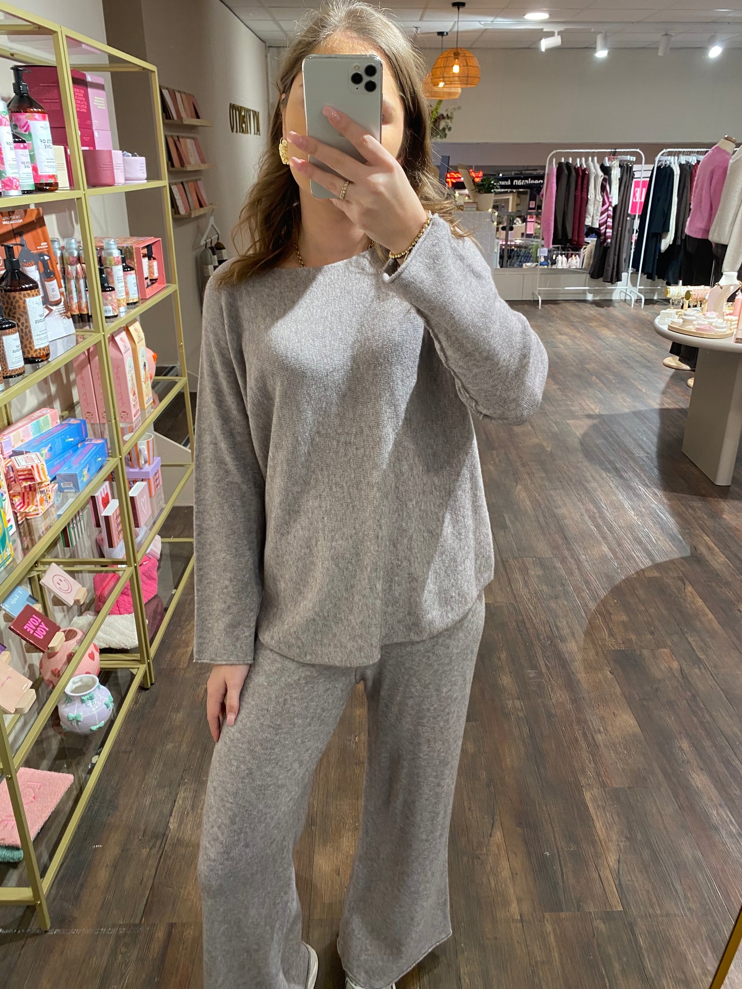 Comfy taupe loungewear set met zachte stof.