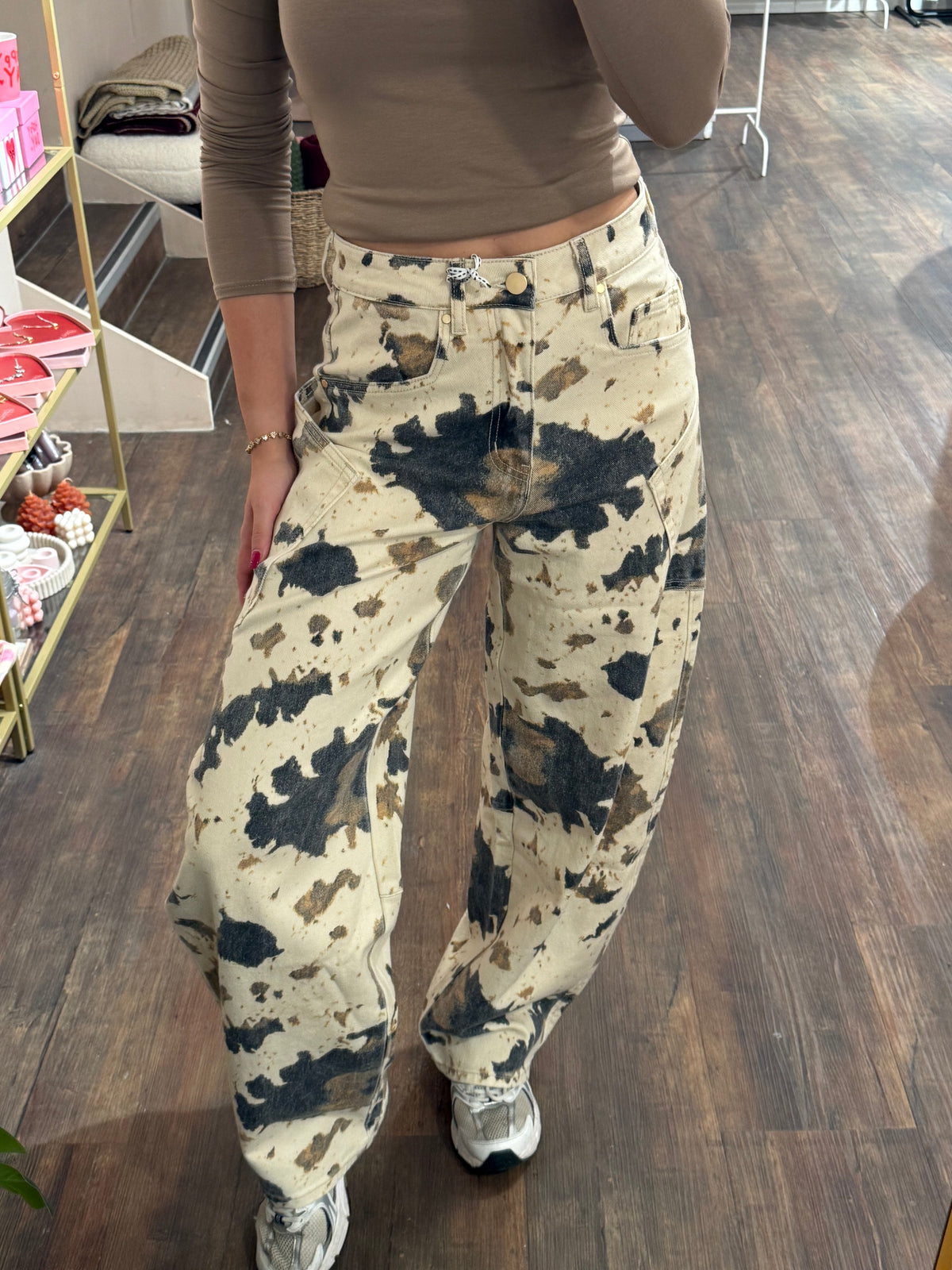 Cow print cargo jeans voor dames.  