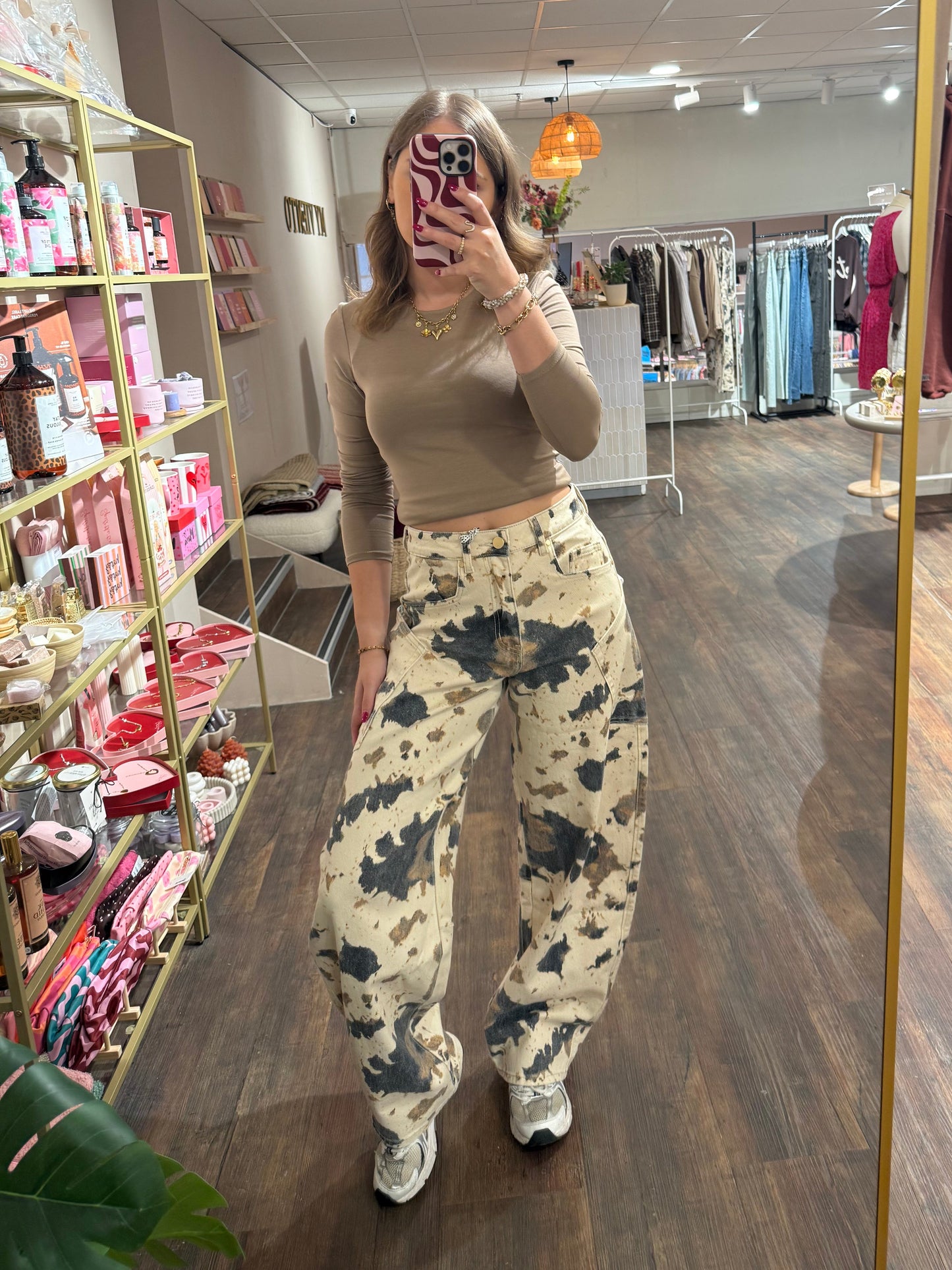 Stoere jeans met opvallende koeienprint.  