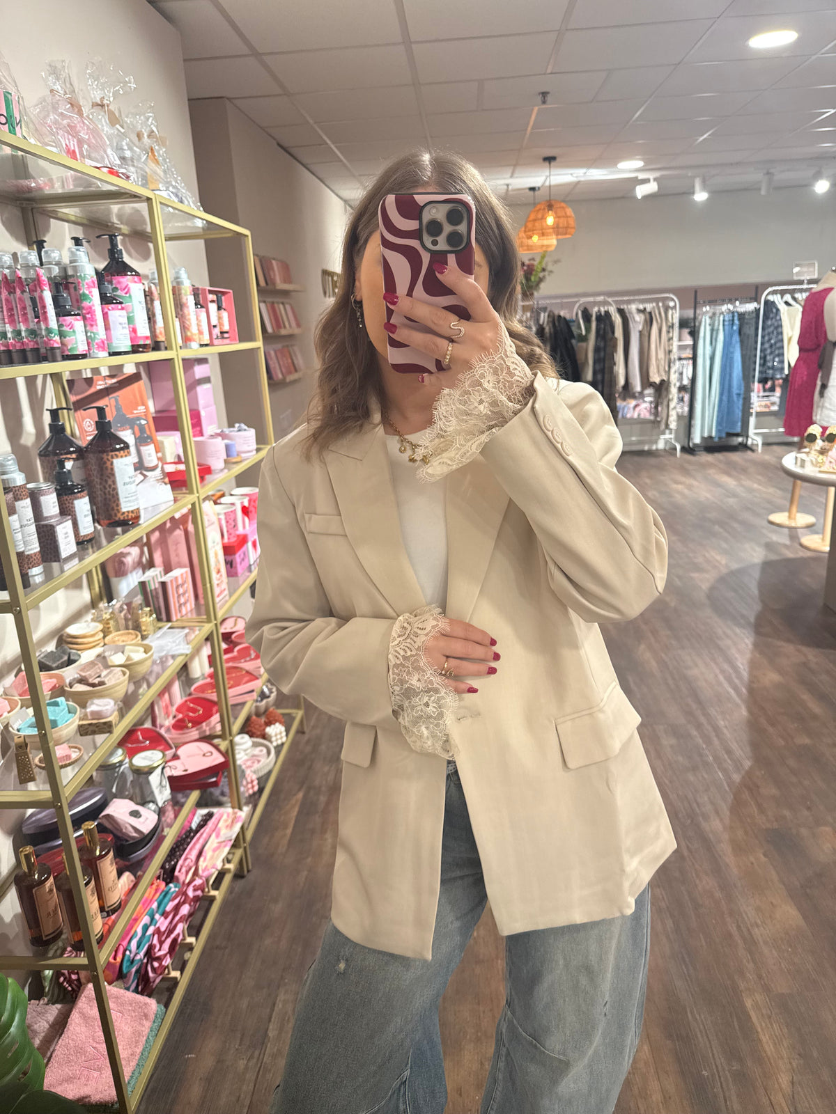 Crème blazer met kanten mouwtjes en schoudervulling.  