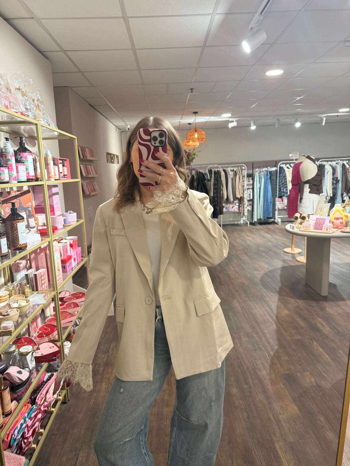 Elegante blazer met kant aan de mouwen.  