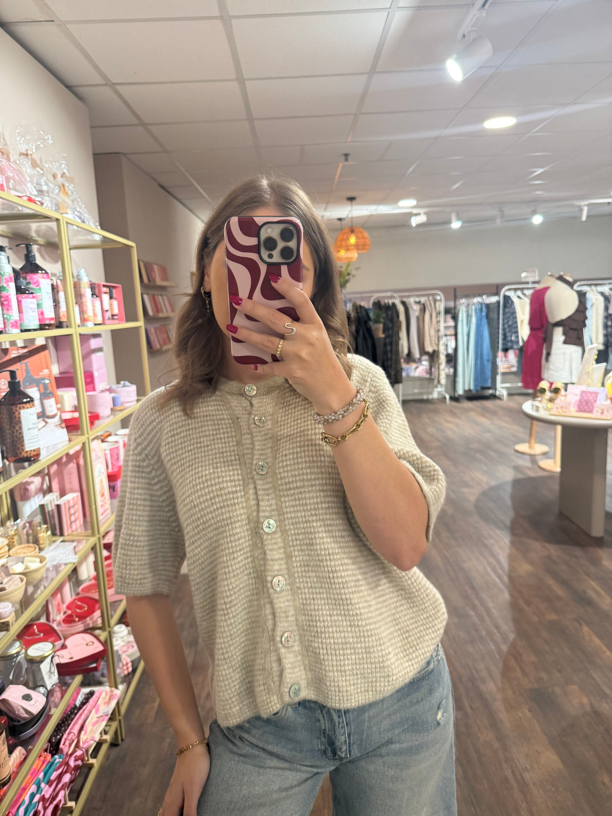 Crème cardigan met korte mouwen en grijze strepen.  