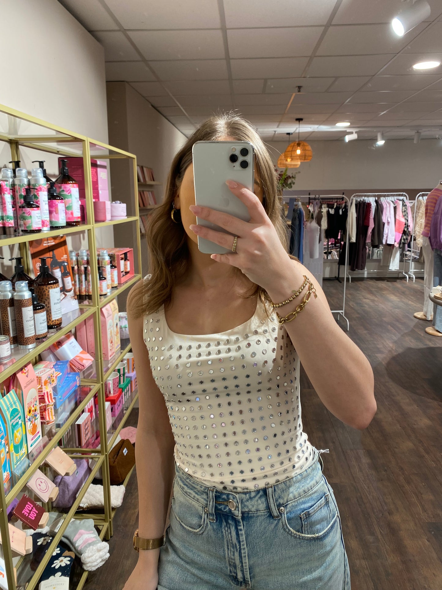 Crème body met studs en vierkante halslijn.