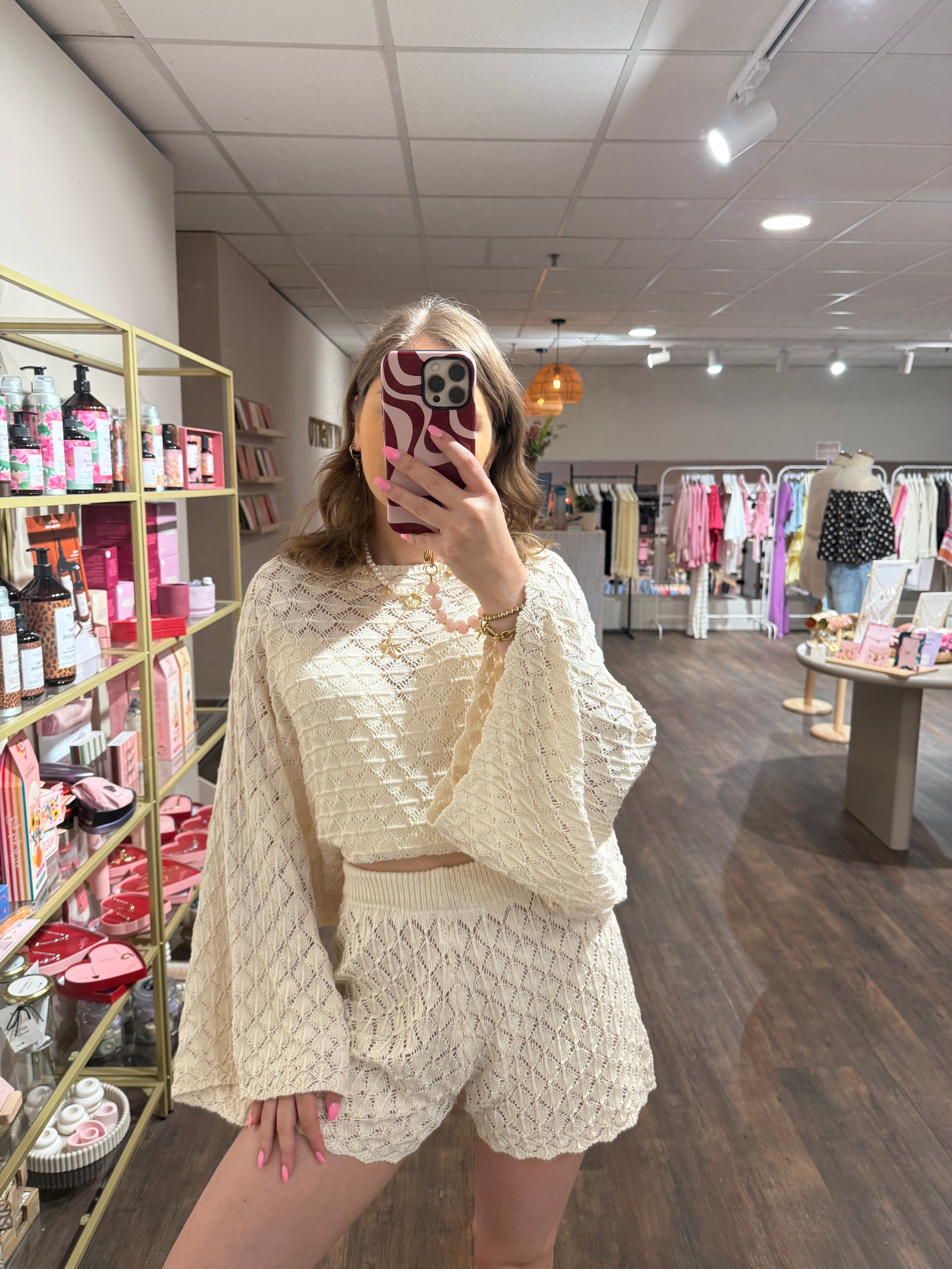 Crème gehaakte set met short en top.