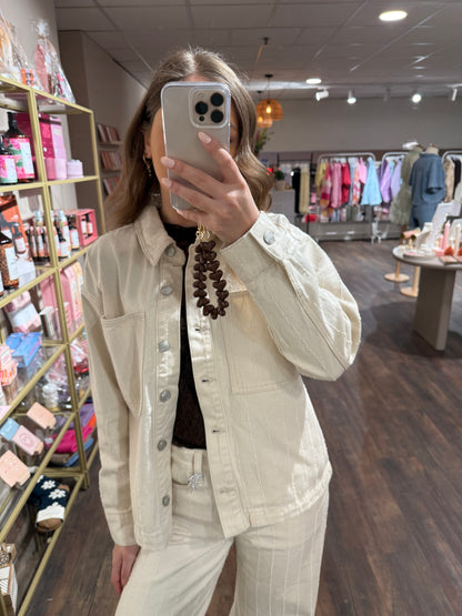Crème denim jacket met subtiel streepeffect.