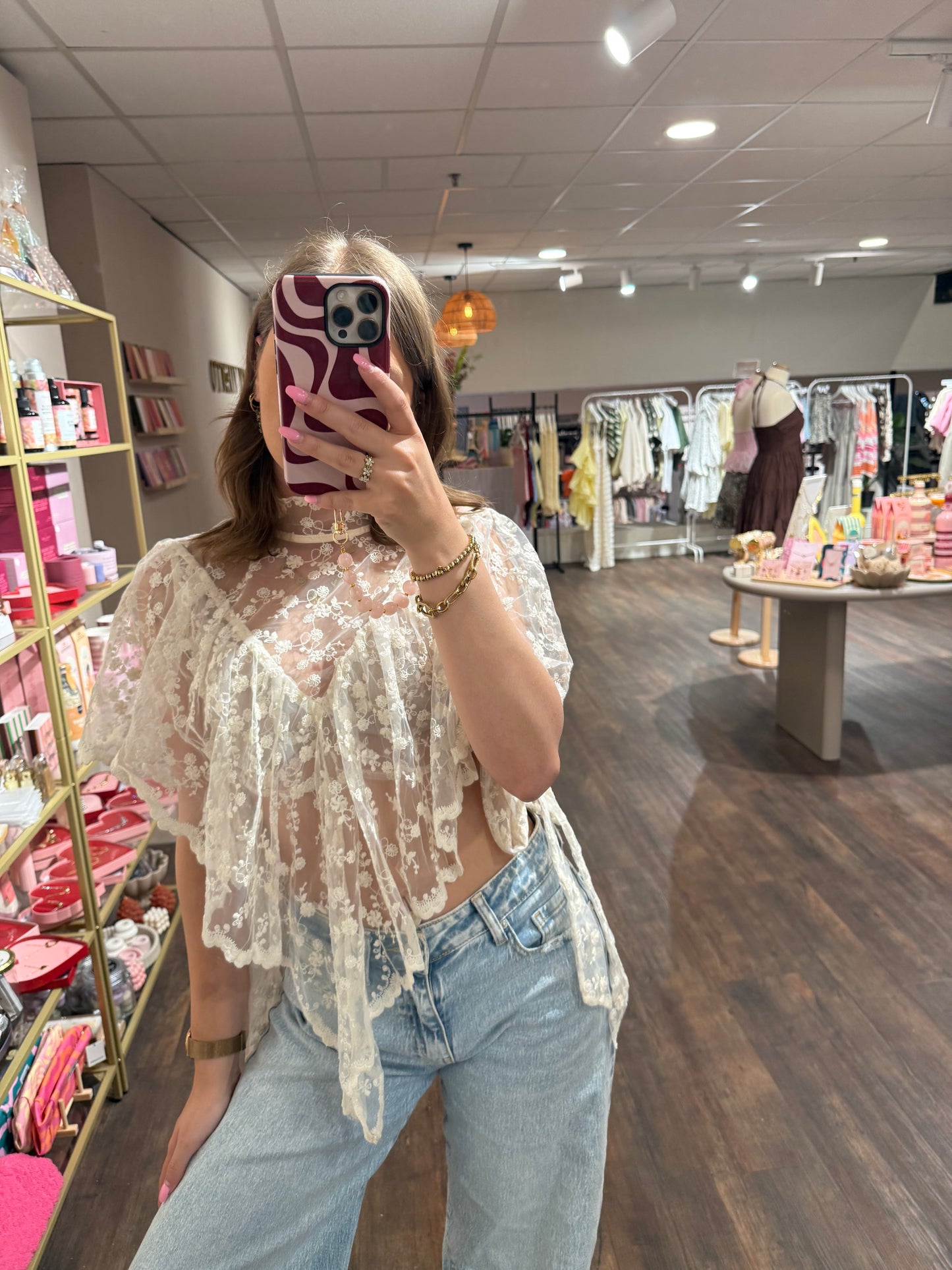 Crème lace top met kanten details en strikjes