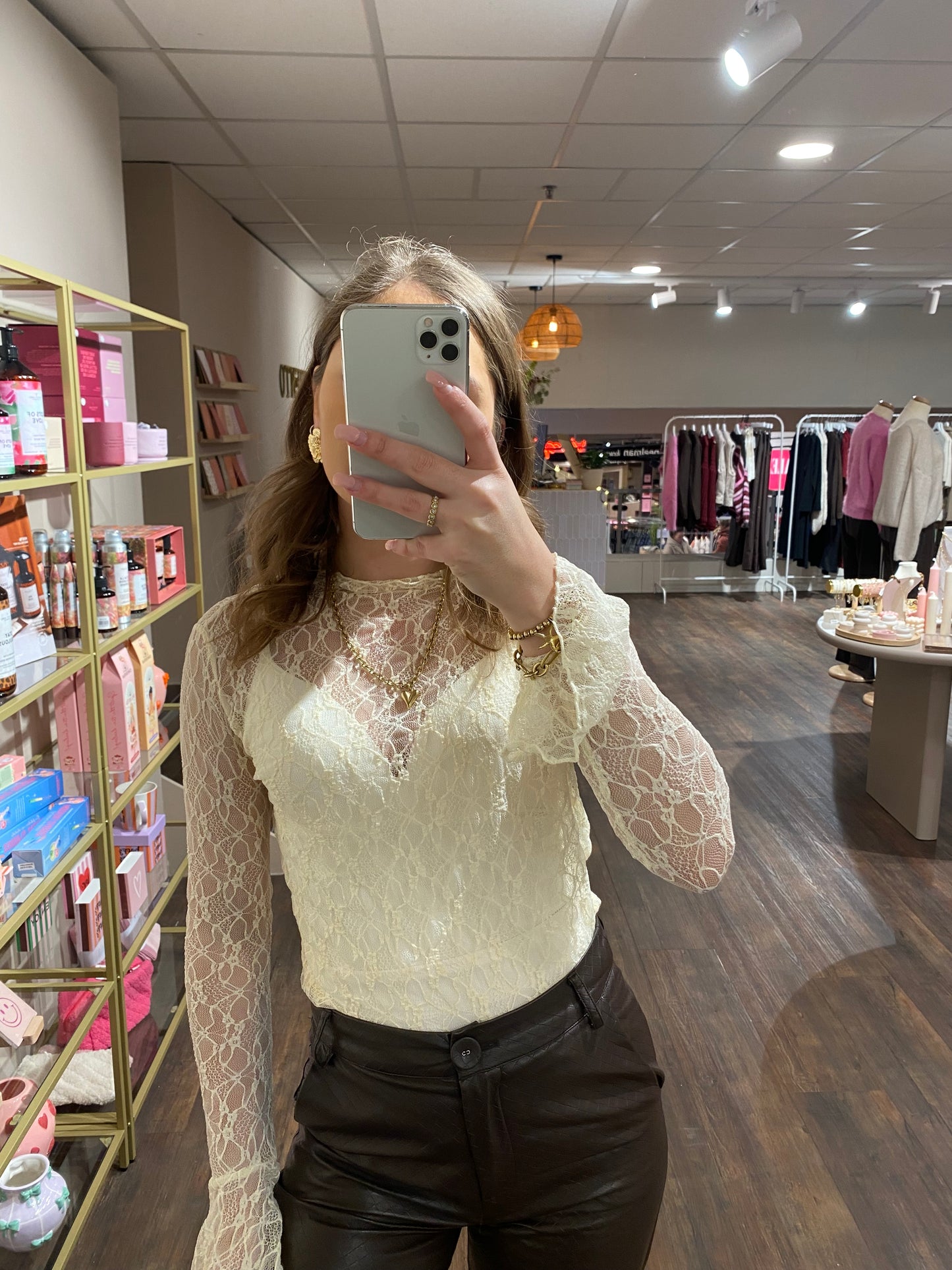 Creme lace top die los of als base layer gedragen kan worden.