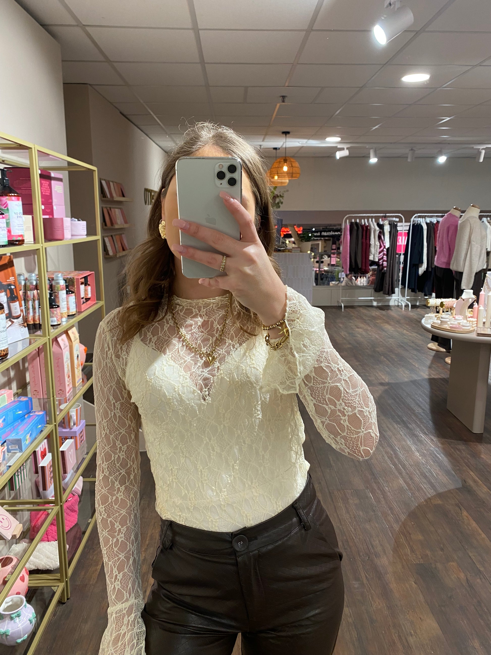 Creme lace top die los of als base layer gedragen kan worden.