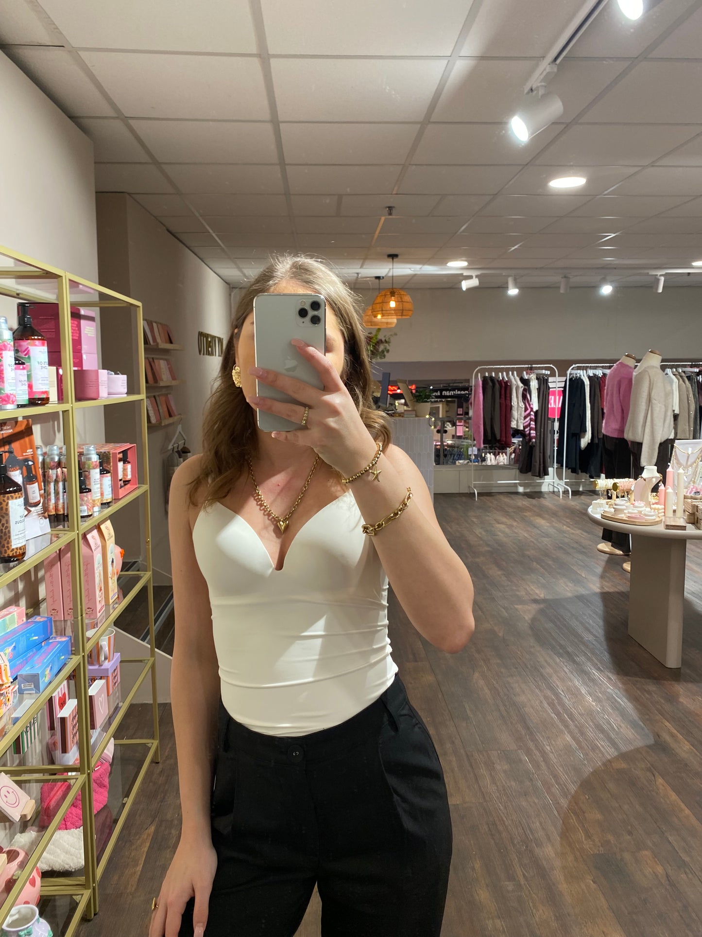 Shapewear body met voorgevormde cups en beugelloze bh voor dames.