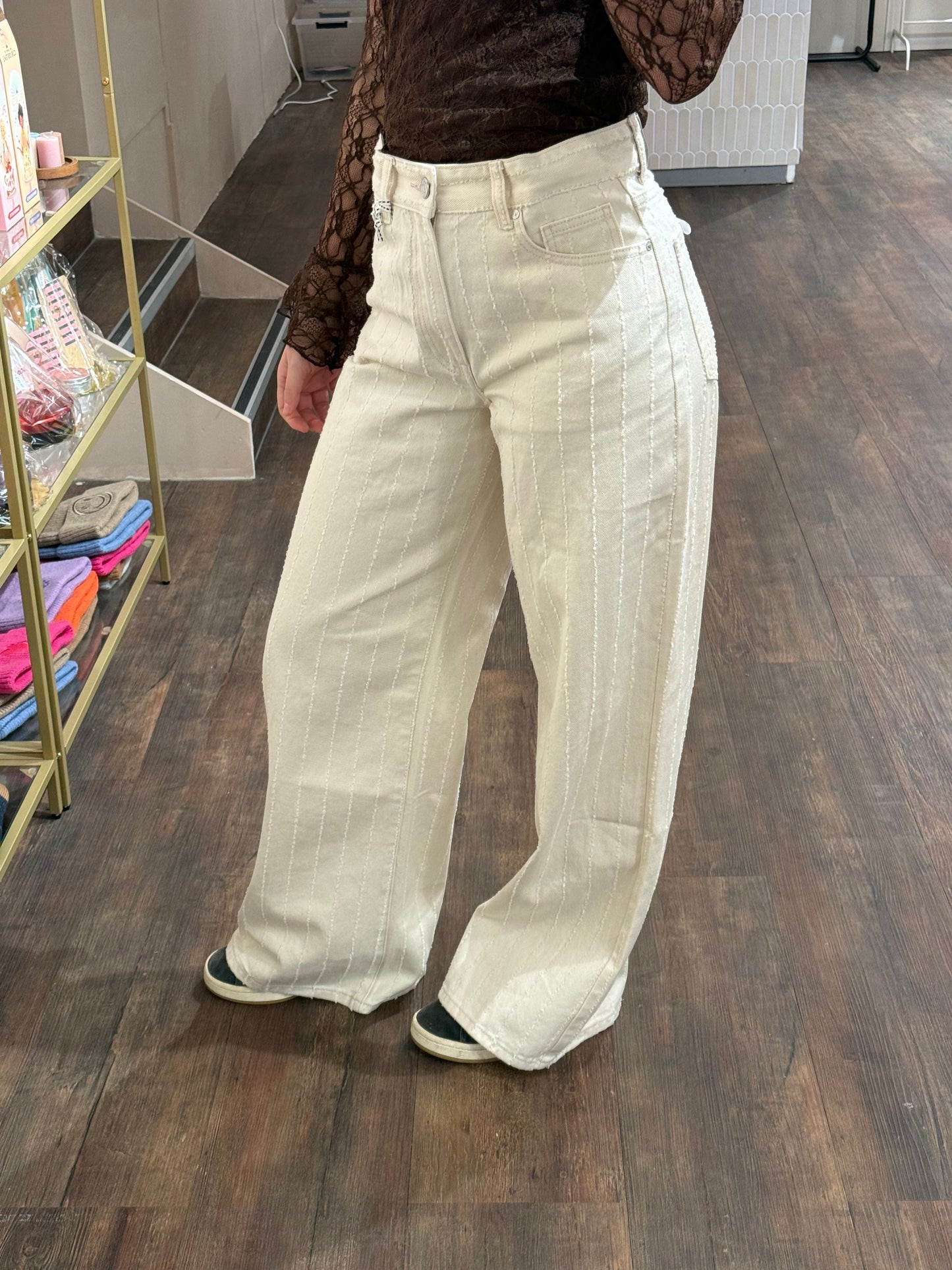 Crème wide leg jeans met subtiel streepeffect.