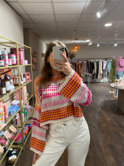 Cropped gehaakte top met flared mouwen.