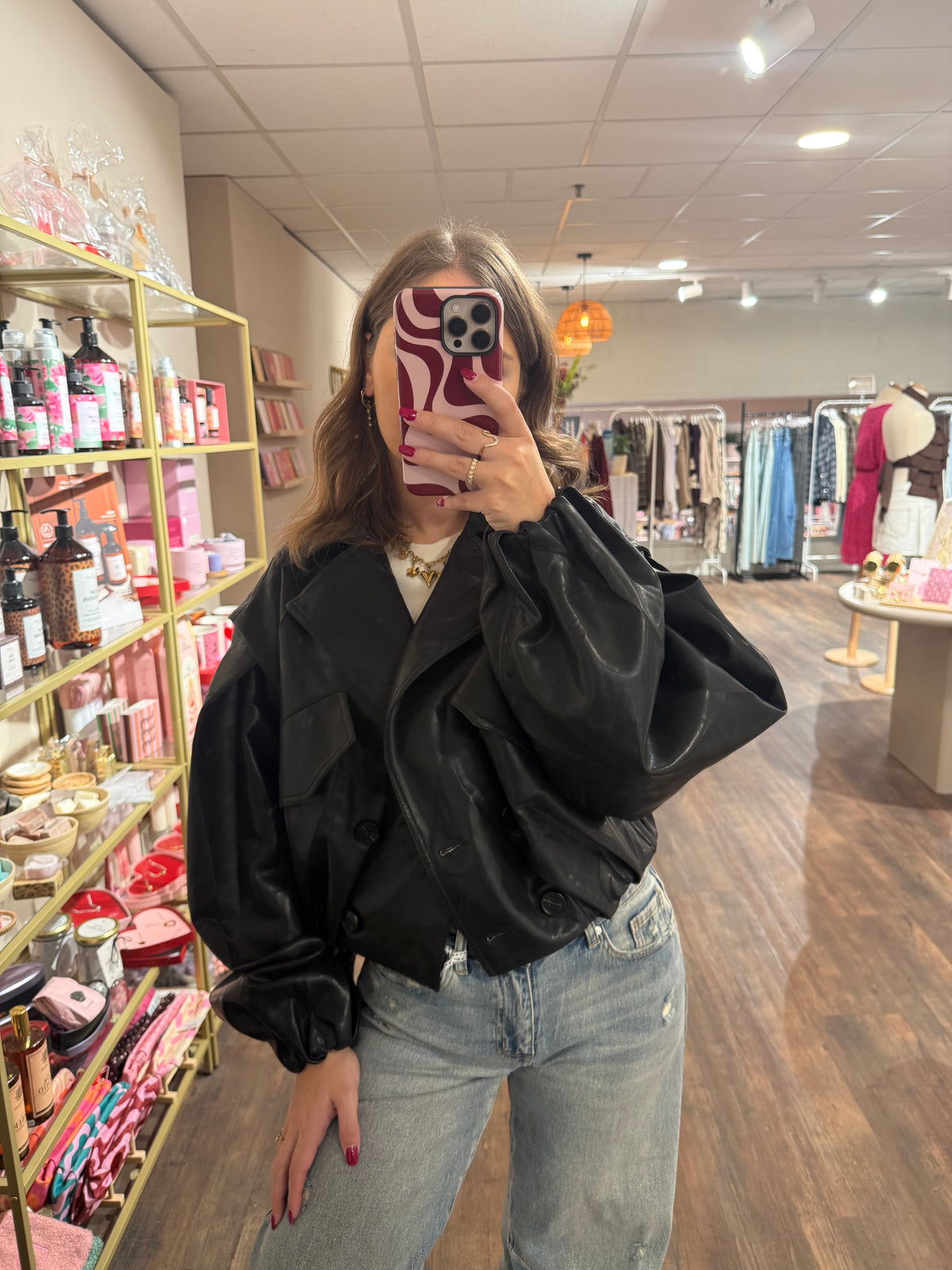 Cropped zwarte jas met flatterende pasvorm.  