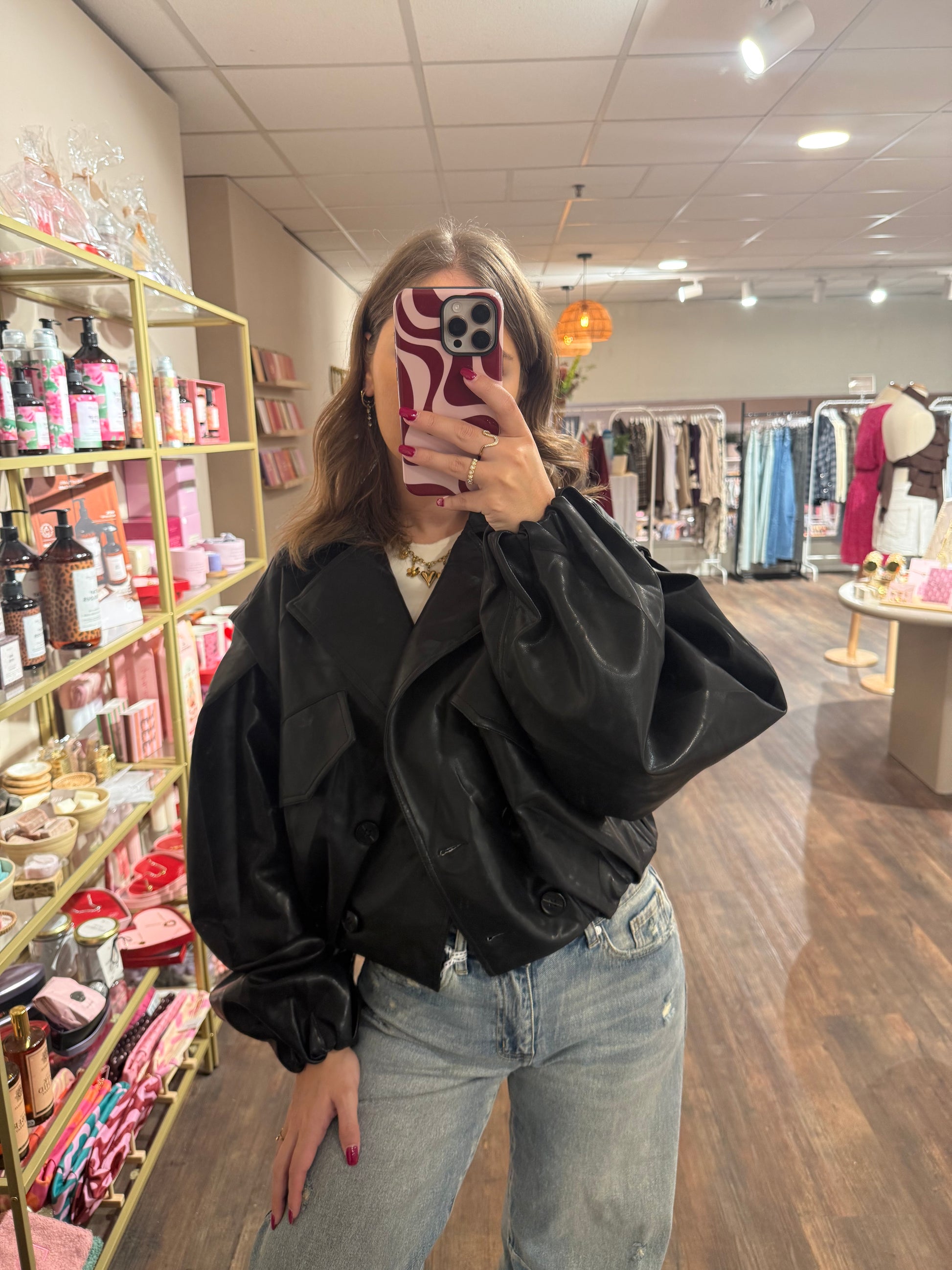 Cropped zwarte jas met flatterende pasvorm.  