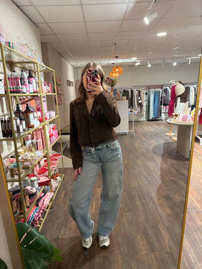 Bruine blazer gecombineerd met een stijlvolle outfit.  