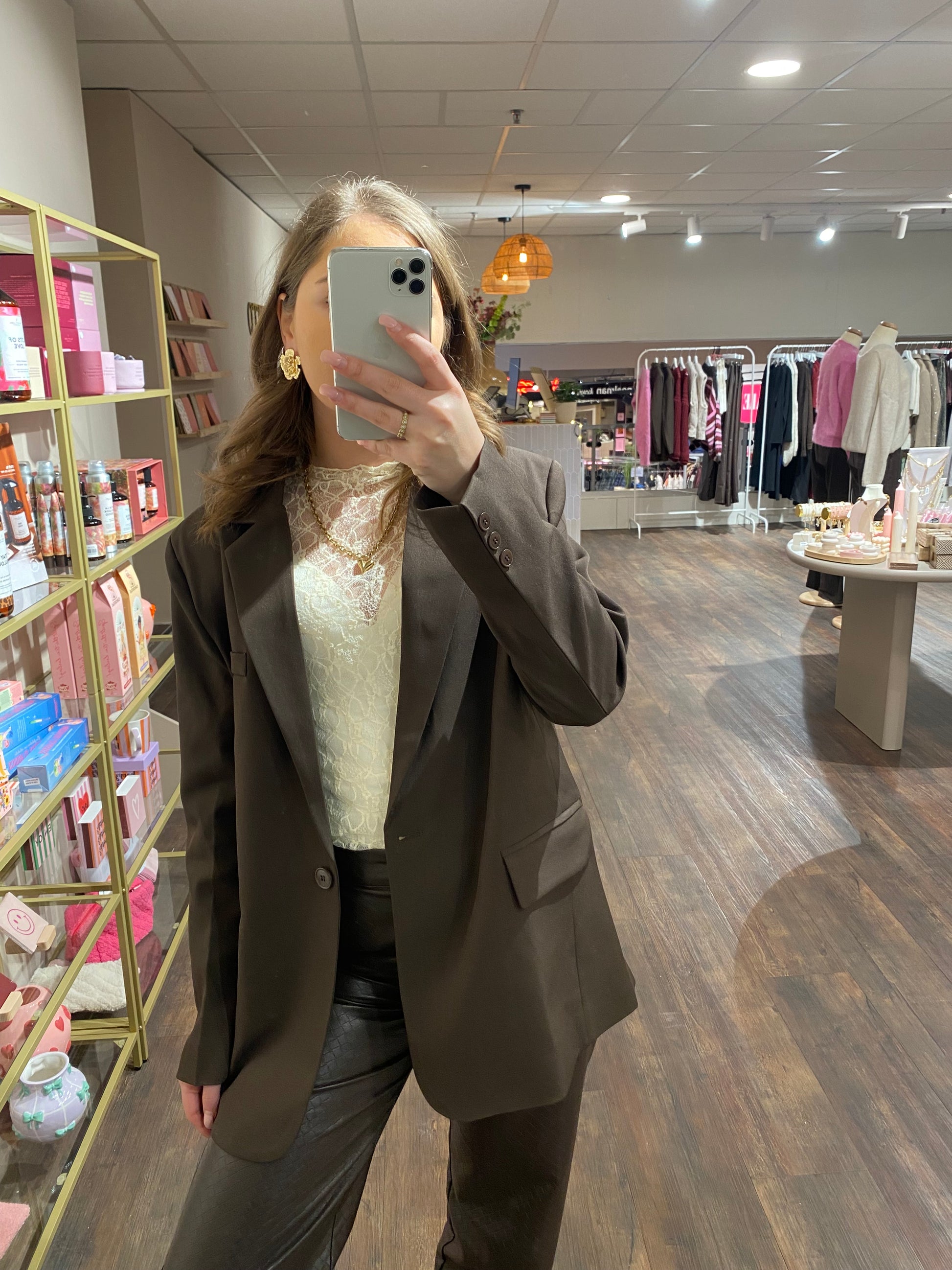 Tijdloze bruine blazer met subtiele schoudervulling.