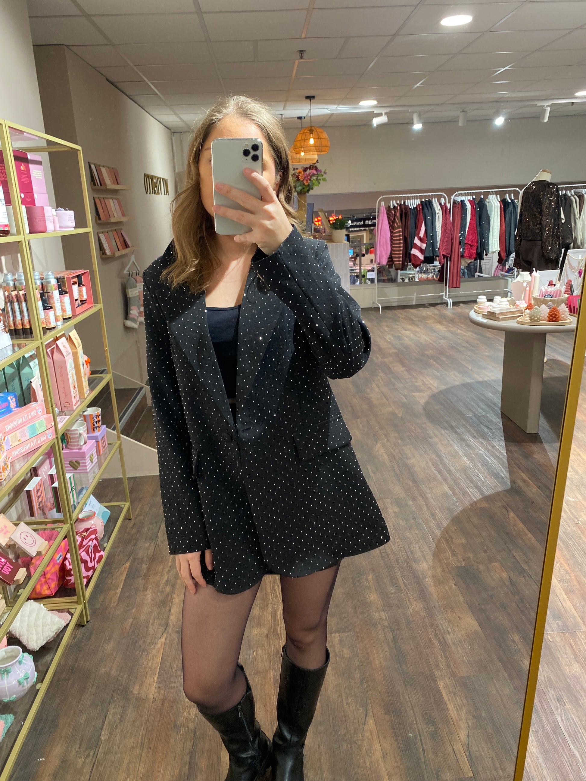 Zwarte party blazer met zilveren strass steentjes, elegante lange fit.