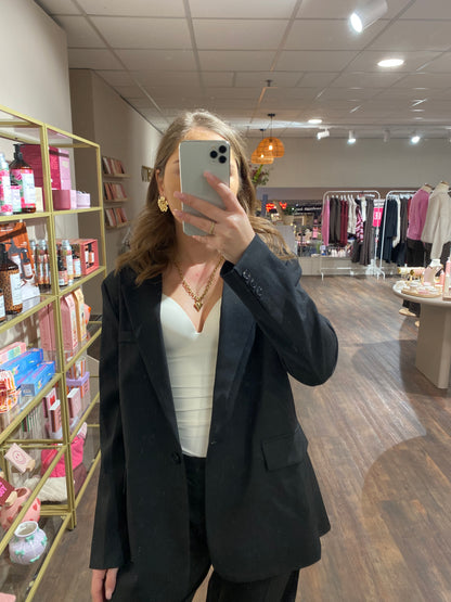 Tijdloze zwarte blazer met subtiele schoudervulling.