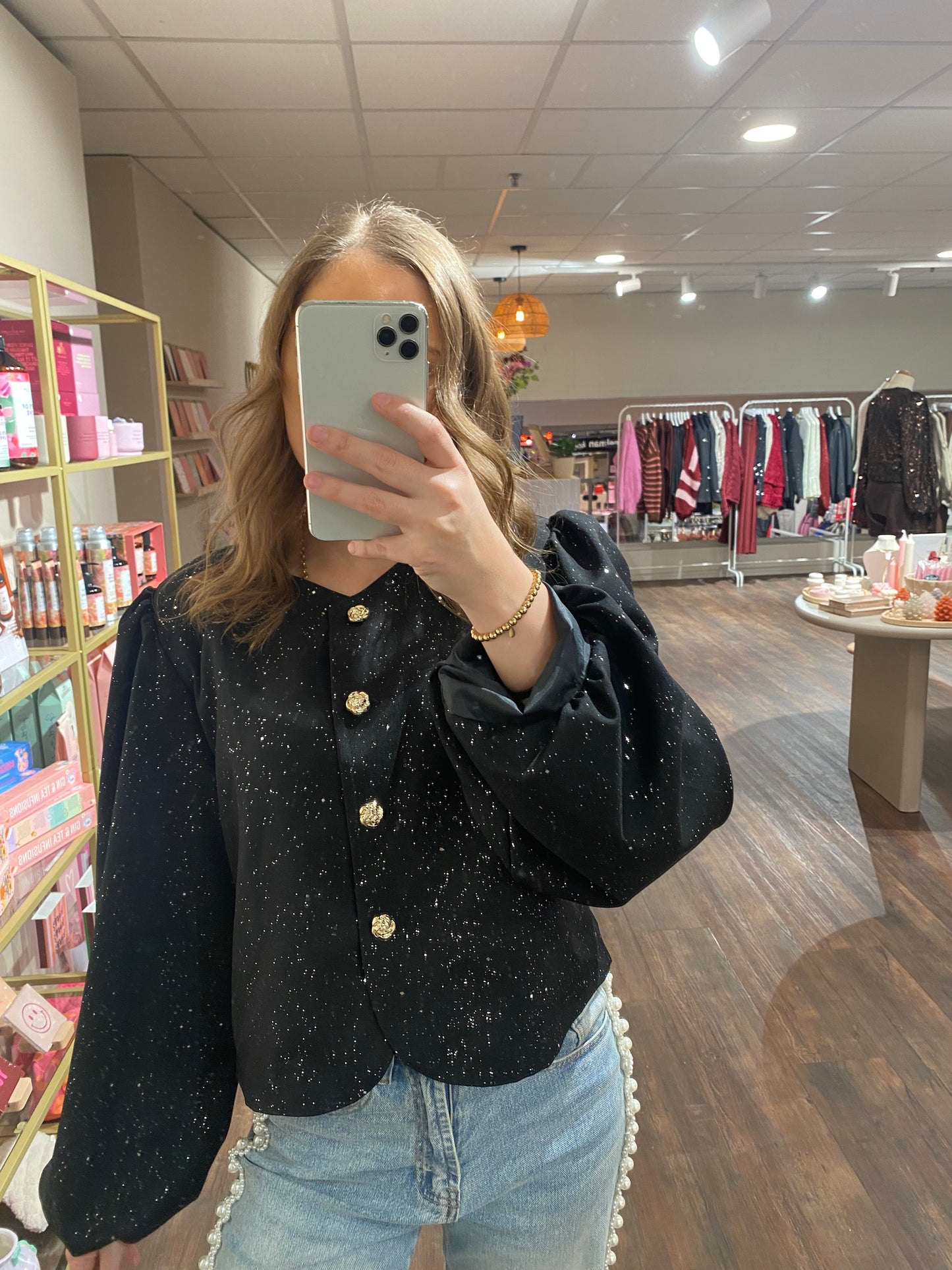 Feestelijke glitter blouse voor dames, schoudervulling en pofmouwen.