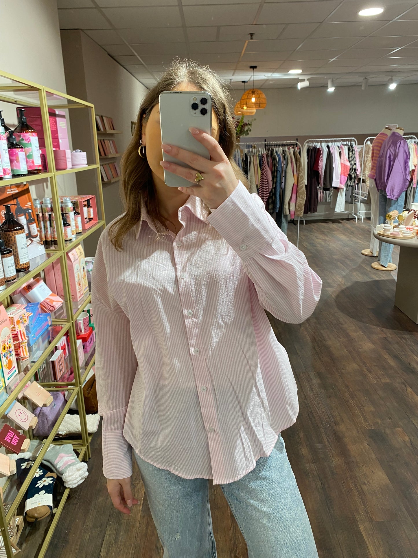 Voorjaarsblouse met vrouwelijke pasvorm.